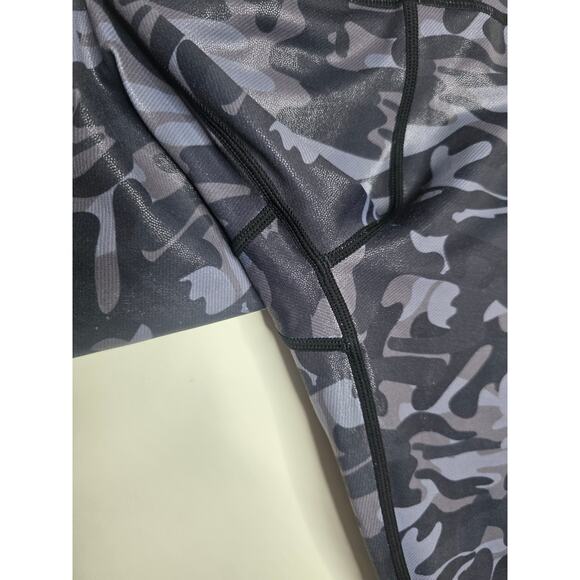 Zyia Active grey shiny camouflage camo athletic capri w pockets - 6-8 / medium - Picture 7 of 7